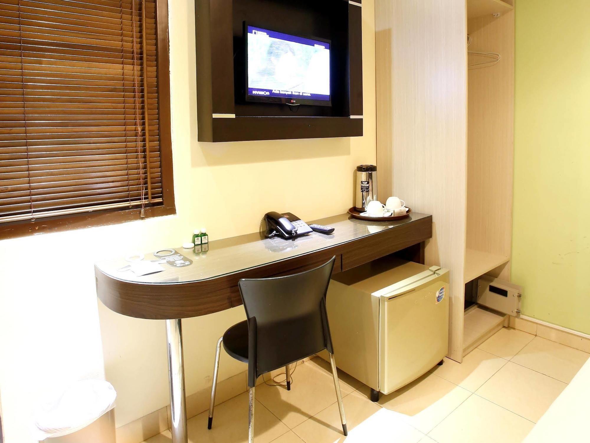 Reddoorz Plus @ Karet Setiabudi Jakarta Exteriör bild